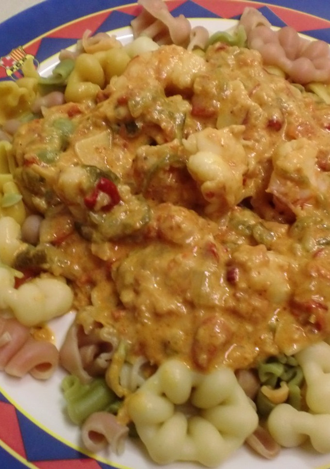 Una foto de Pasta de colores con langostinos al curry
