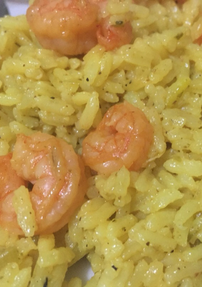 Una foto de Arroz con camarones estilo hindu