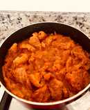 Chicharrón en tomate y chile guajillo