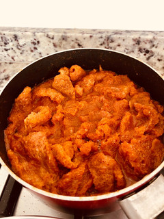 Una foto de Chicharrón en tomate y chile guajillo
