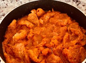 Una foto de Chicharrón en tomate y chile guajillo