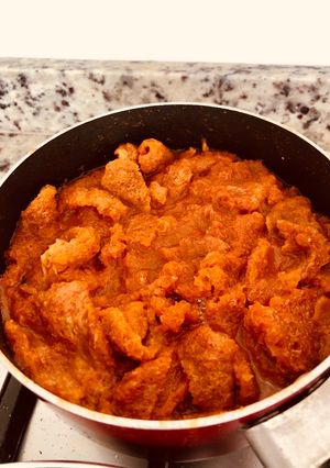 Una foto de Chicharrón en tomate y chile guajillo