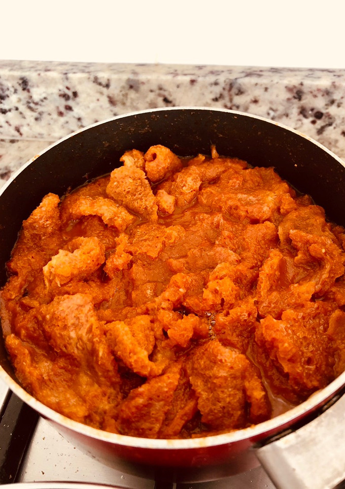 Una foto de Chicharrón en tomate y chile guajillo