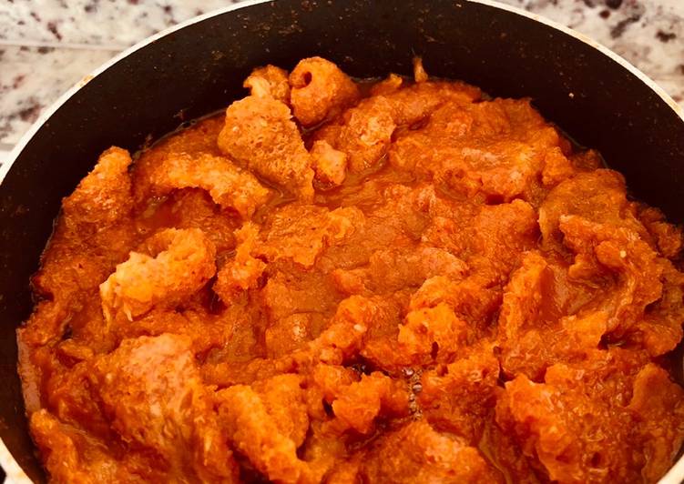 Chicharrón en tomate y chile guajillo