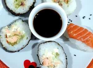 Una foto de 🇨🇳 🇯🇵 Sushi a mi manera 🍣 🥢🥂🍾
