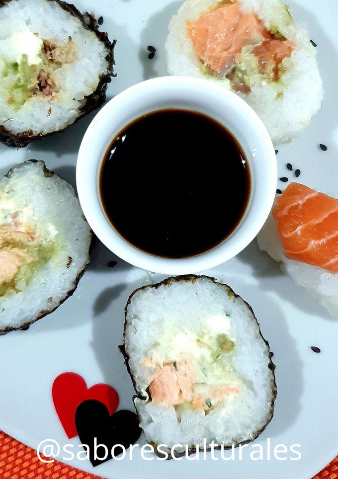 Una foto de 🇨🇳 🇯🇵 Sushi a mi manera 🍣 🥢🥂🍾