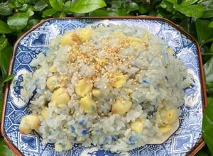 Hình của món Xôi hạt sen nước cốt dừa hoa đậu biếc.