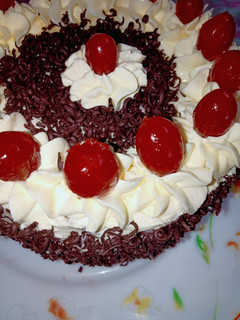 பிளாக் ஃபாரஸ்ட் கேக் (Black forest cake recipe in tamil) செய்முறை முக்கிய புகைப்படம்