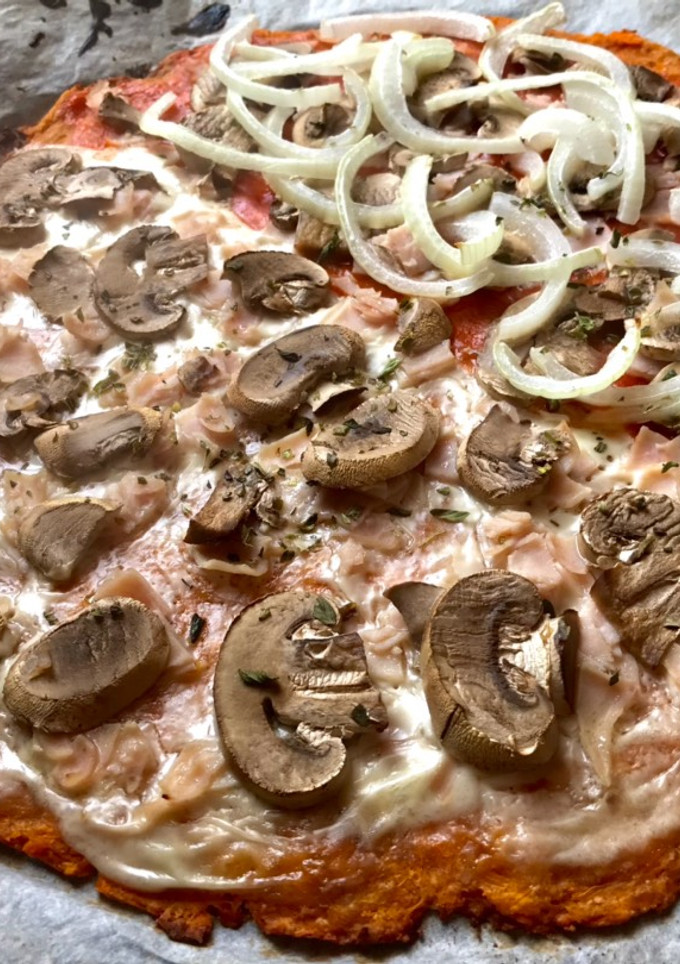 Una foto de Pizza masa de boniato mitad y mitad 🍕
