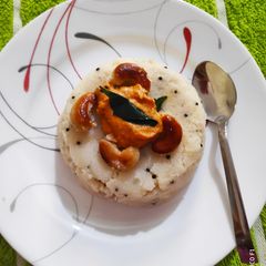 A picture of Cashew Upma with tomato chutney.