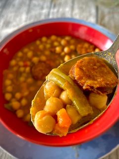 Una foto de Garbanzos con chorizo y verduras