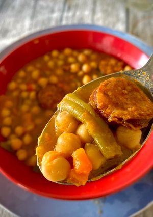 Foto principal de Garbanzos con chorizo y verduras