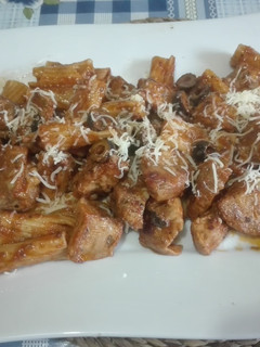 Una foto de Costilla con tortiglioni a la puttanesca