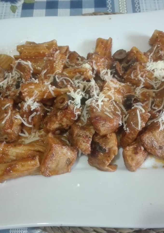 Una foto de Costilla con tortiglioni a la puttanesca