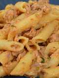 Macarrones con bonito y albahaca