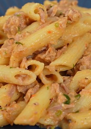 Una foto de Macarrones con bonito y albahaca