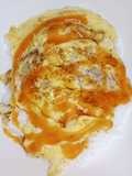 ไข่เจียวไก่สับราดซอสพริก (Omelette with minced chicken and chili sauce)