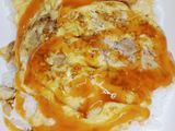 ไข่เจียวไก่สับราดซอสพริก (Omelette with minced chicken and chili sauce)
