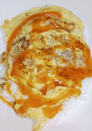 รูปของ ไข่เจียวไก่สับราดซอสพริก (Omelette with minced chicken and chili sauce)