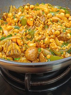 Una foto de Arroz integral con garbanzos y verduras al curry