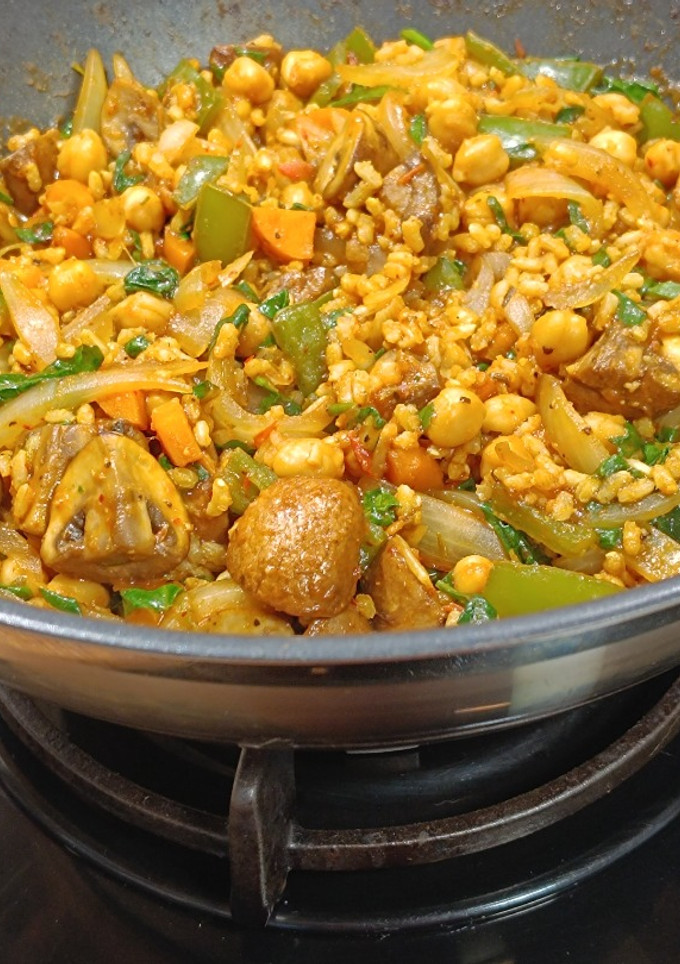 Una foto de Arroz integral con garbanzos y verduras al curry
