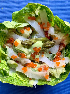 Una foto de Ensalada de cogollos, verduras y bacalao ahumado