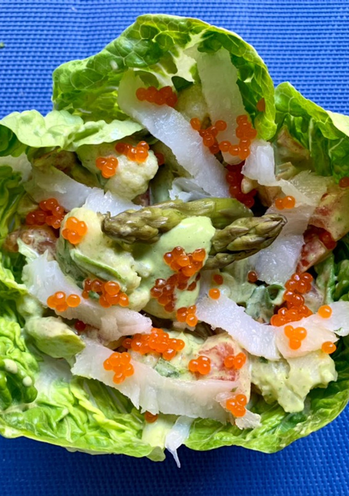 Una foto de Ensalada de cogollos, verduras y bacalao ahumado