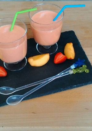 Una foto de Smoothie con leche de soja, frutilla y durazno