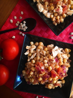 Una foto de Garbanzos especiados con pollo