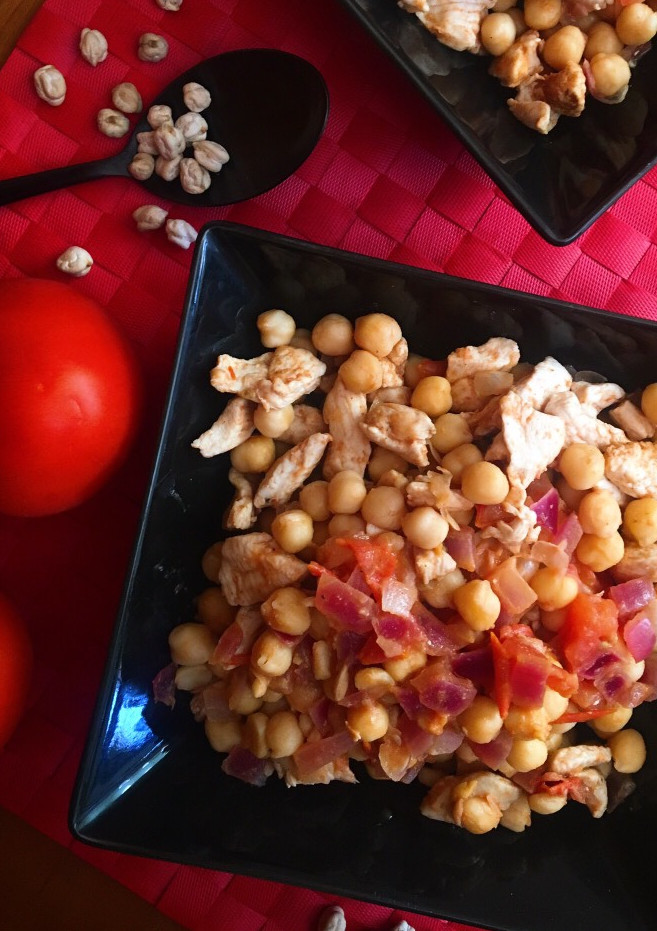 Una foto de Garbanzos especiados con pollo