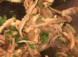 Foto de Cogumelos Pleurotus com Alho e Coentros