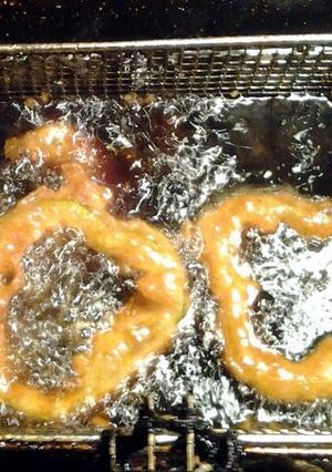 A picture of deep fried pepper rings.