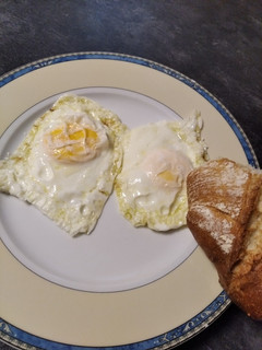 Una foto de Huevos fritos en Lékué (microondas)