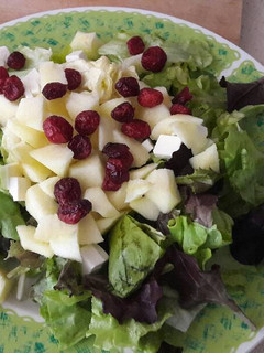 Una foto de Ensalada de queso, manzana y arándanos