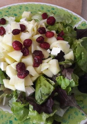Una foto de Ensalada de queso, manzana y arándanos