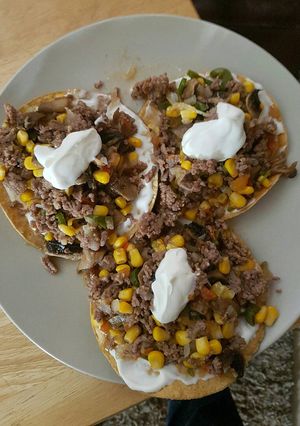 Una foto de Tostadas de carne molida y champiñones