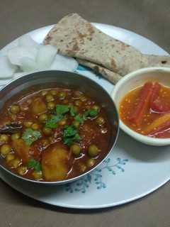 વટાણા બટાકા નું શાક (Vatana Bataka Shak Recipe In Gujarati) રેસીપી મુખ્ય ફોટો