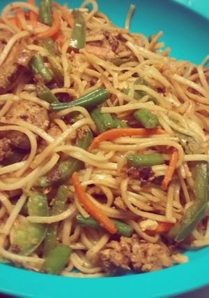 A picture of Chinese Chowmein, with chicken, eggs & veggies.