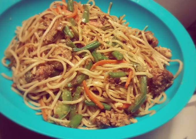 Chinese Chowmein, with chicken, eggs & veggies