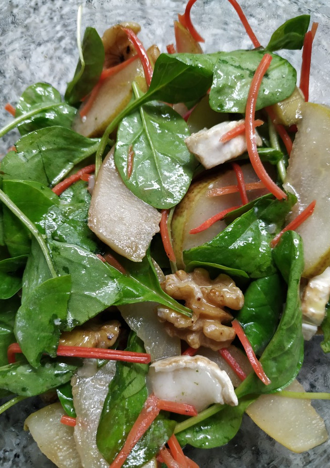 Una foto de Ensalada fresquita de pera 🍐