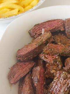 Una foto de Entraña de ternera al chimichurri
