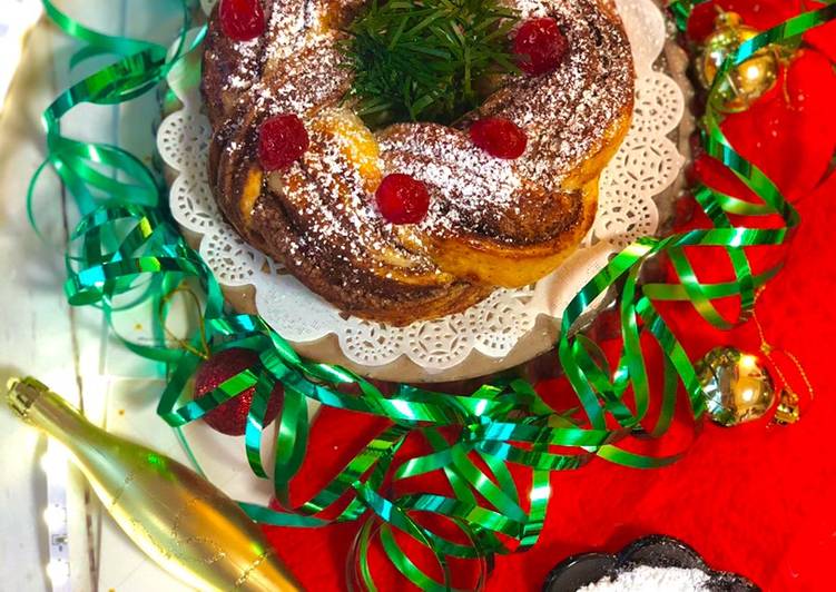 Christmas -Cinnamon wreath Bread