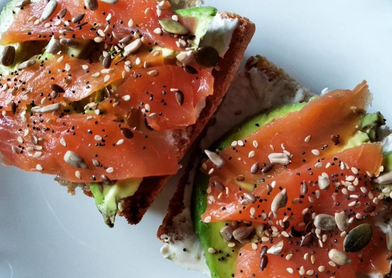 Tostadas con salmón, aguacate y queso crema