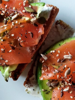 Una foto de Tostadas con salmón, aguacate y queso crema