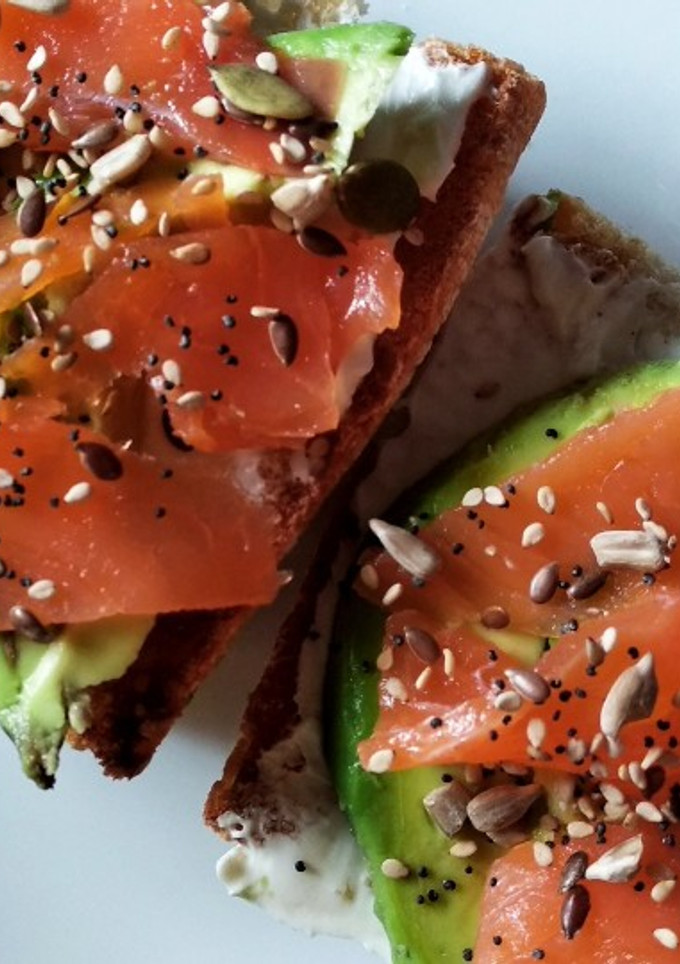 Una foto de Tostadas con salmón, aguacate y queso crema