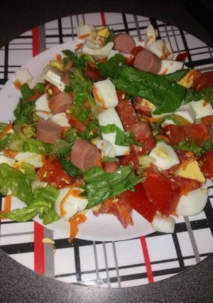 Una foto de Ensalada con salchichas
