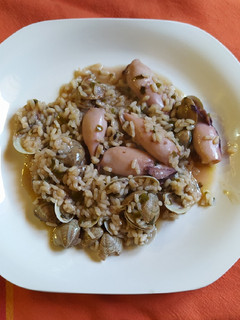 Una foto de Arroz con chipirones y almejas