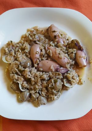 Una foto de Arroz con chipirones y almejas