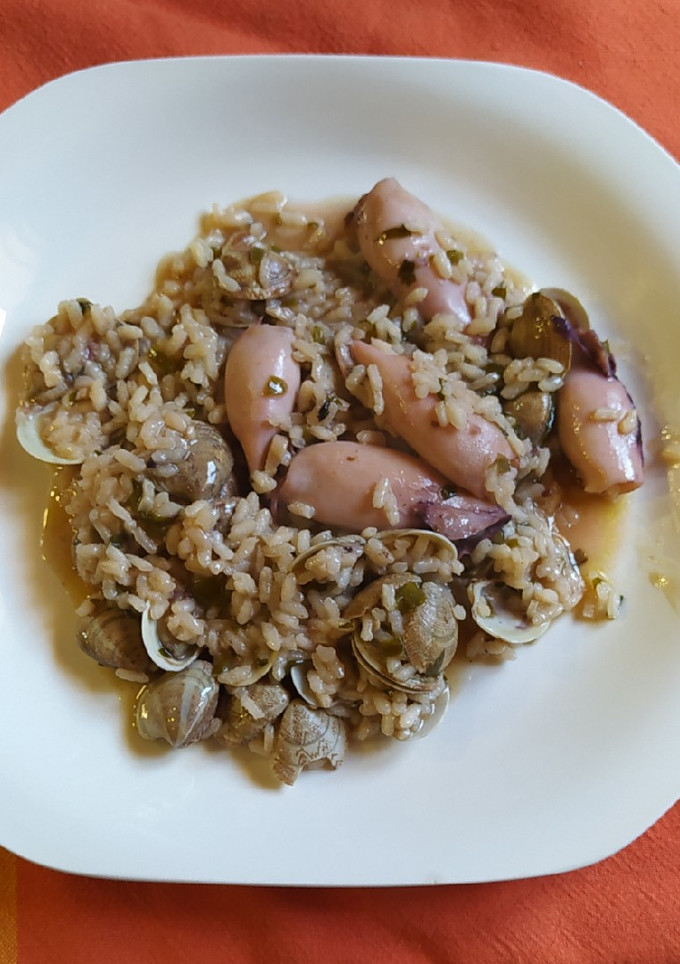 Una foto de Arroz con chipirones y almejas