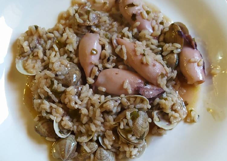 Arroz con chipirones y almejas